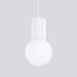 Nowoczesna biała lampa wisząca Halo Sollux - ryflowany korpus i szklana kulka o średnicy 12 cm