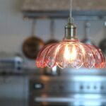 Ozdobna lampa wisząca Kurage do kuchni - różowy szklany klosz