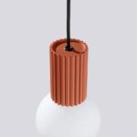 Pojedynczy zwis sufitowy nad blat kuchenny Halo - ryflowany korpus i mleczna szklana kulka