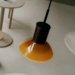 Szklana lampa wisząca do kawiarni Onda - gradientowy szklany klosz w kolorze ochra