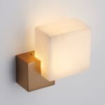 Złoty kinkiet CUBO do sypialni - z kostką z białego marmuru