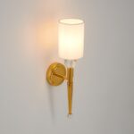 Złoty kinkiet Dama 52 do eleganckiej sypialni - z białym abażurem i kryształowymi kulkami