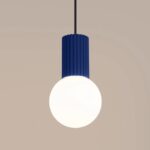 Zwis sufitowy Halo niebieski do pokoju chłopca - ryflowany korpus i szklana kula