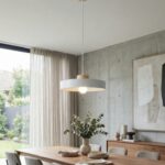 Biała lampa wisząca do jasnej jadalni Kivi 35 - styl skandynawski - metal i drewno