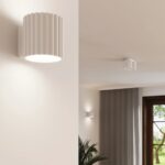 Biały ryflowany kinkiet do salonu Aura Maxi - ze światłem góra-dół - aluminiowa tuba