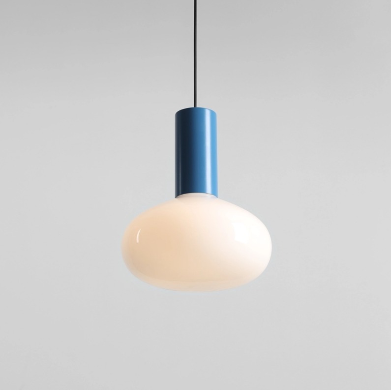 Błękitna lampa wisząca nad wyspę Flo Sky 26 - szklana