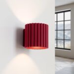 Burgundowy kinkiet do nowoczesnej kuchni Aura Maxi - ryflowana tuba