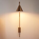 Elegancki złoty kinkiet Primo - klosz stożek - długie ramię