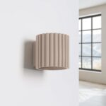 Kaszmirowy kinkiet do jasnego salonu Aura Maxi ryflowany - tuba góra-dół - Sollux