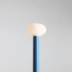 Lampa podłogowa do salonu Flo Sky 26 - szklany opalowy klosz