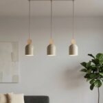 Lampa wisząca do salonu Mesi 3 beżowa z drewnem - 3 kapułowe klosze na listwie