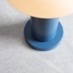 Mała lampka na szafkę nocną Flo Sky 19 niebieska - ręcznie dmuchany klosz