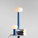 Mała lampka stołowa do sypialni Flo Sky 19 błękitna - opalowy klosz
