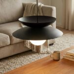 Metalowa czarna lampa wisząca nad stolik w salonie Nagoya - szklana kula