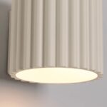 Minimalistyczny beżowy kinkiet Aura Maxi - mała ryflowana tuba - góra-dół - do korytarza