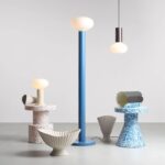 Niebieska lampa podłogowa Flo Sky 26 - szklany klosz