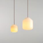 Nowoczesna lampa wisząca Flask Cherry 18 - subtelny opalowy klosz i bordowe zawieszenie