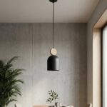 Nowoczesna lampa wisząca nad stół do nowoczesnego salonu Mesi czarna - metal i drewno - kapsułowy klosz