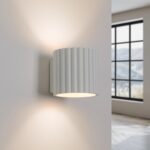 Nowoczesny ryflowany kinkiet do salonu Aura Maxi - tuba - światło góra-dół