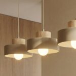 Potrójna lampa wisząca na listwie Kivi 3 beżowa - okrągłe metalowe klosze z drewnem