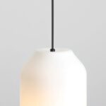 Szklana lampa wisząca nad wyspę Flask Orchid 19 - smukły mleczny klosz - forma butelki