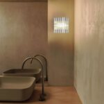 Złoty kinkiet do łazienki Blur - ryflowany szklany klosz - Robin