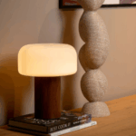 lampa do hotelu do strefy lounge, do restauracji - nastrojowe światło, drewniana podstawa