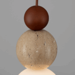 Designerska lampa wisząca Siena Ardant Luce z dekoracyjną kulką z naturalnego trawertynu