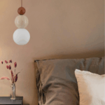 Elegancka lampa wisząca z brązowym akcentem z drewna, ozdobna kulka z trawertynu - siena ardant luce