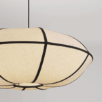 Lampa Hikari 70 z naturalnego lnu w stylu japandi – szeroki klosz z czarnym wzorem pasków