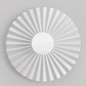 Szeroki kinkiet Umbra White Opal L z plisowanego metalu - klosz kulka