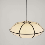 Wisząca lampa Hikari 70 japandi – lniany abażur o szerokiej formie z czarnymi detalami