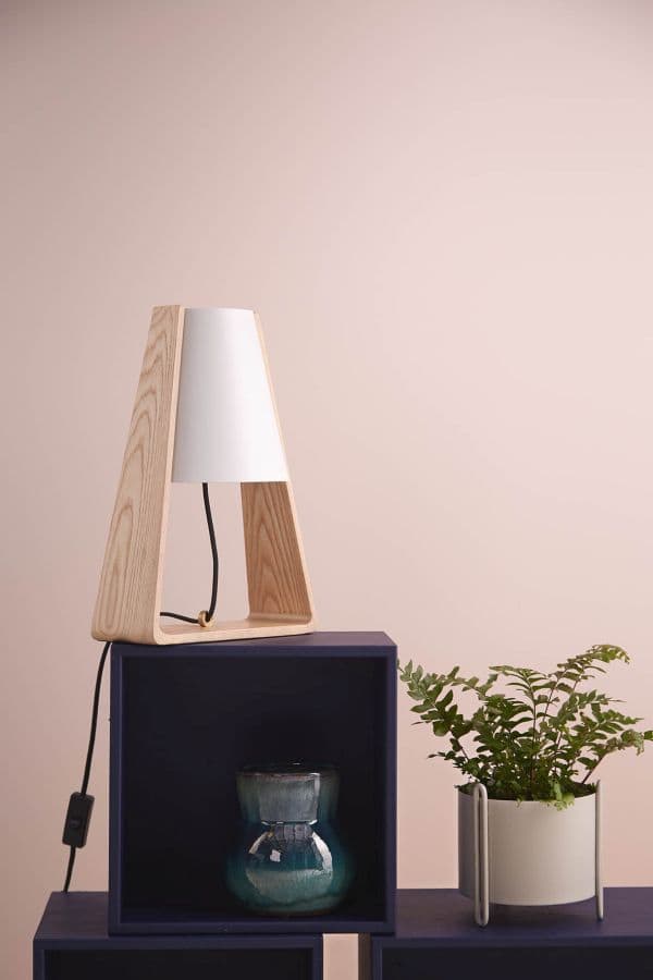 skandynawska lampa stołowa, trójkątna - aranżacja
