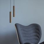 brązowa lampa wisząca z drewna -aranżacja nowoczesna, skandynawska