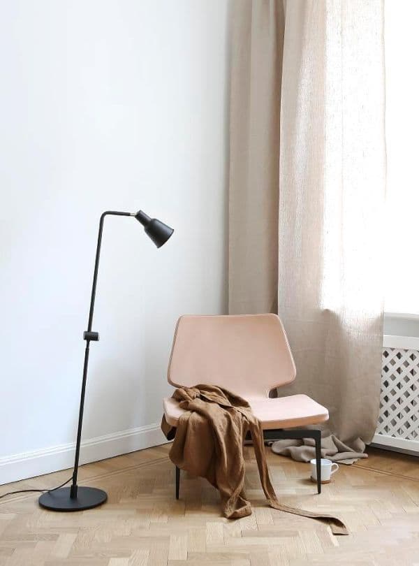 lampa podłogowa czarna w skandynawskim stylu - aranżacja salon