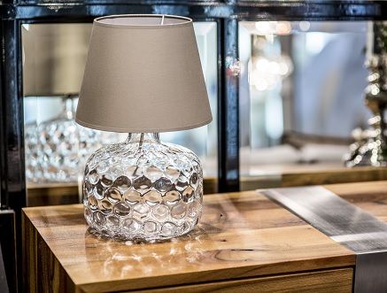 elegancka lamp stołowa z beżowym kloszem i podstawą z bezbarwnego szkła w tłoczone wzory - aranżacja