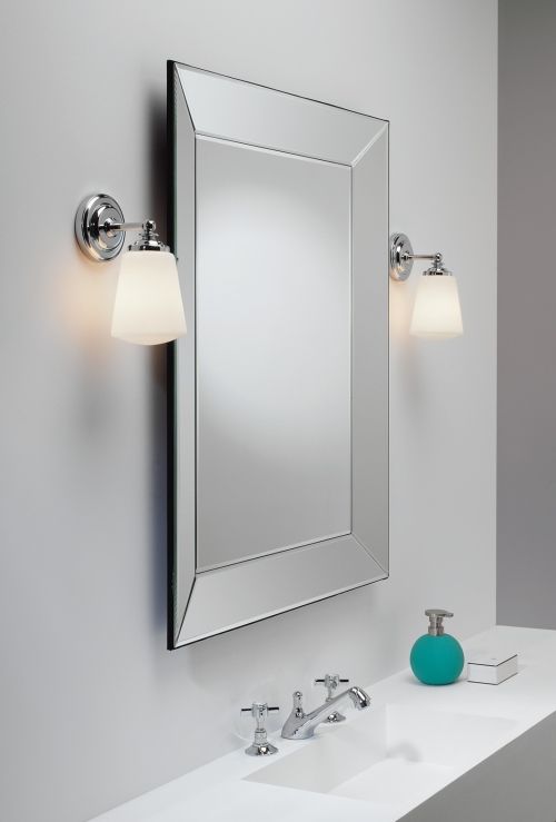 elegancki kinkiet do klasycznej łazienki, zamknięte klosze z białego szkła, chromowana podstawa
