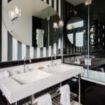 elegancki kinkiet do łazienki, srebrny, mleczne szkło - aranżacja łazienka czarno-biała