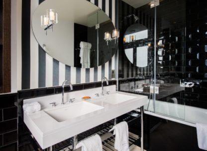 elegancki kinkiet do łazienki, srebrny, mleczne szkło - aranżacja łazienka czarno-biała
