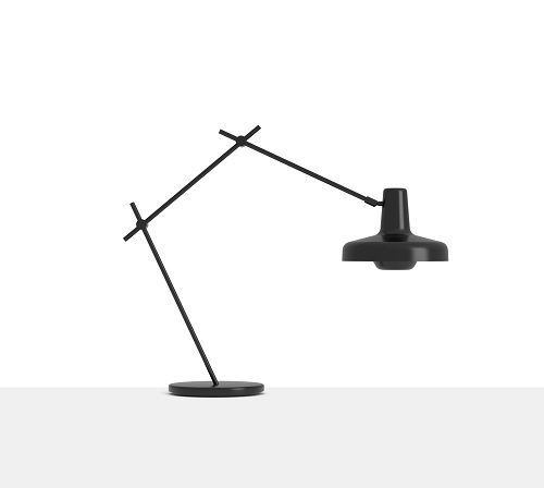 lampa stołowa z czarnym, ruchomym ramieniem z cienkich prętów - aranżacja styl scandi, black&white