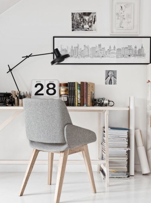 nowoczesna lampa biurkowa z cienkim, ruchomym ramieniem i czarnym kloszem - aranżacja jasny gabinet w stylu nowoczesnym