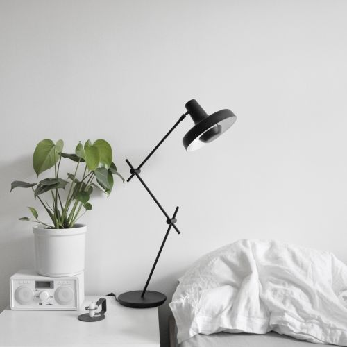 minimalistyczna lampa stołowa w stylu scandi, czarny mat, cienka podstawa i klasyczny klosz - aranżacja biała sypialnia