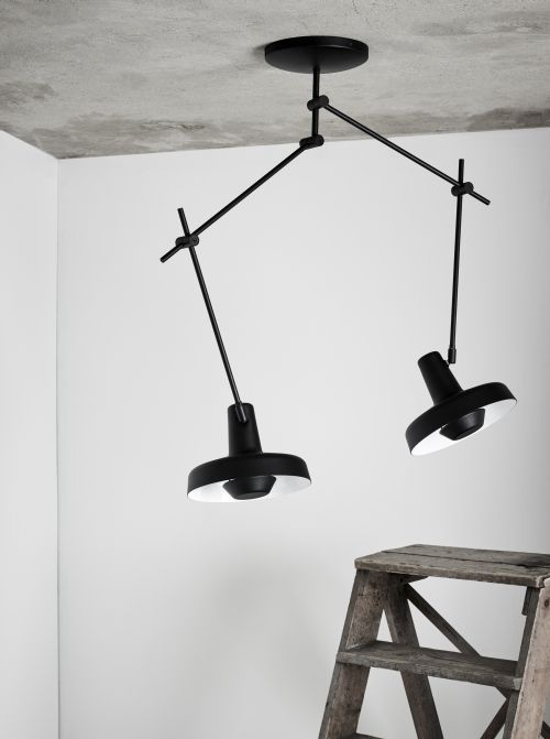 lampa sufitowa z dwoma kloszami, czarne ramiona mobilne - aranżacja industrialna