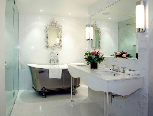 pionowy kinkiet z mlecznego szkła w srebrnej oprawie - aranżacja łazienka klasyczna