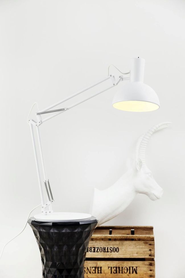biała lampa biurkowa w stylu industrialnym, styl skandynawski - aranżacja