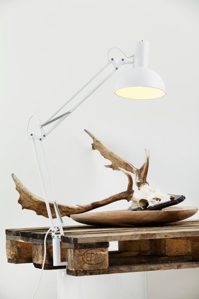 biała lampa biurkowa w stylu nowoczesnym, lampa kreślarska