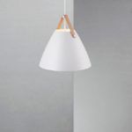 biała lampa wisząca ze stożkowym kloszem w stylu skandynawskim