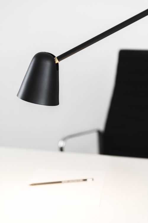 lampa biurkowa z czarnym, małym kloszem