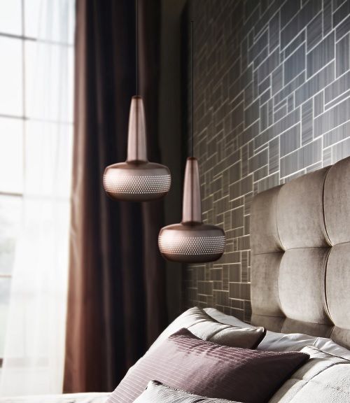 mosiężna lampa wisząca z małym, płaskim kloszem- aranżacja sypialnia w beżu