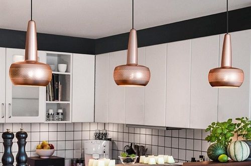 miedziana lampa w skandynawskim stylu, mały, płaski klosz - aranżacja biała kuchnia